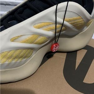 Yeezy mono safflower size 10